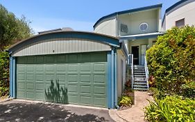 Castaway Cove Beachfront Home By Stay Noosa